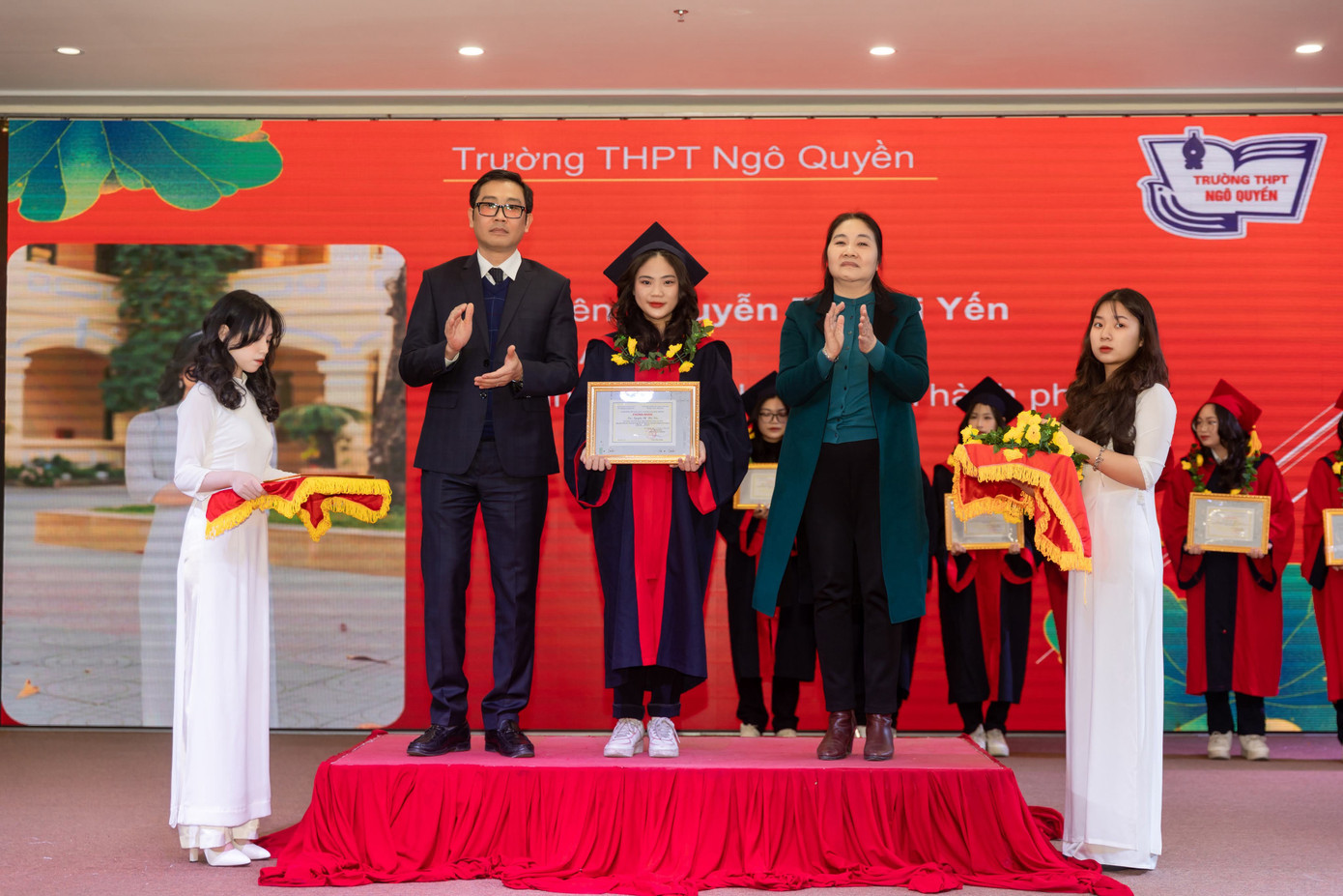 Thùy Trang vinh dự nhận giải Nhì môn Lịch sử cấp Thành phố Hải Phòng năm 2023. Thùy Trang vinh dự nhận giải Nhì môn Lịch sử cấp Thành phố Hải Phòng năm 2023.