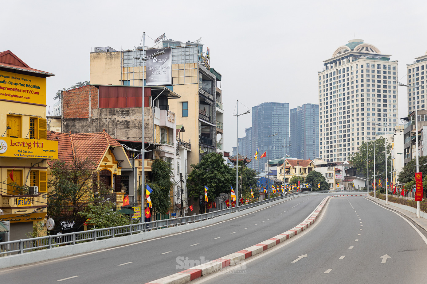 Sáng mồng 1 Tết, đường phố không còn cảnh ùn tắc, ồn ào.