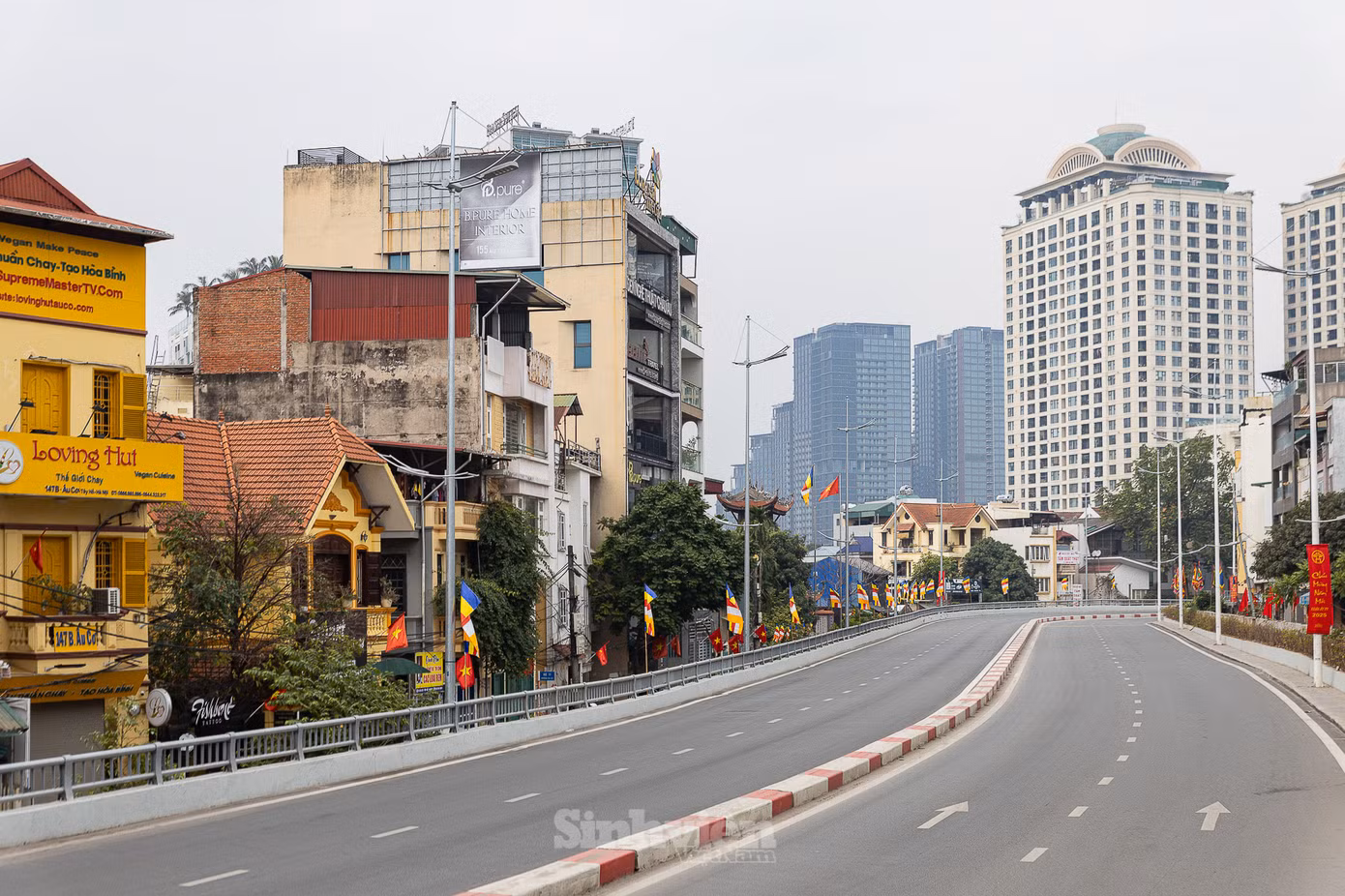 Sáng mồng 1 Tết, đường phố không còn cảnh ùn tắc, ồn ào.