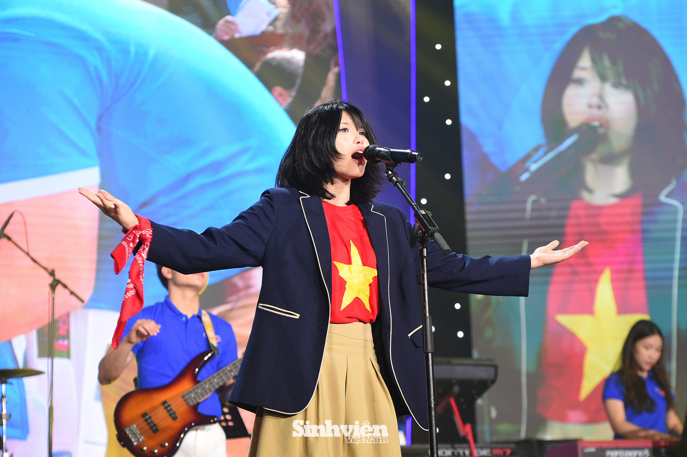 Bên cạnh những giai điệu sôi động, nhiều tiết mục còn truyền tải những thông điệp nhân văn sâu sắc về tình yêu quê hương, đất nước, đồng thời khơi gợi niềm tự hào dân tộc hướng đến dịp kỷ niệm 50 năm ngày giải phóng miền Nam, thống nhất đất nước.