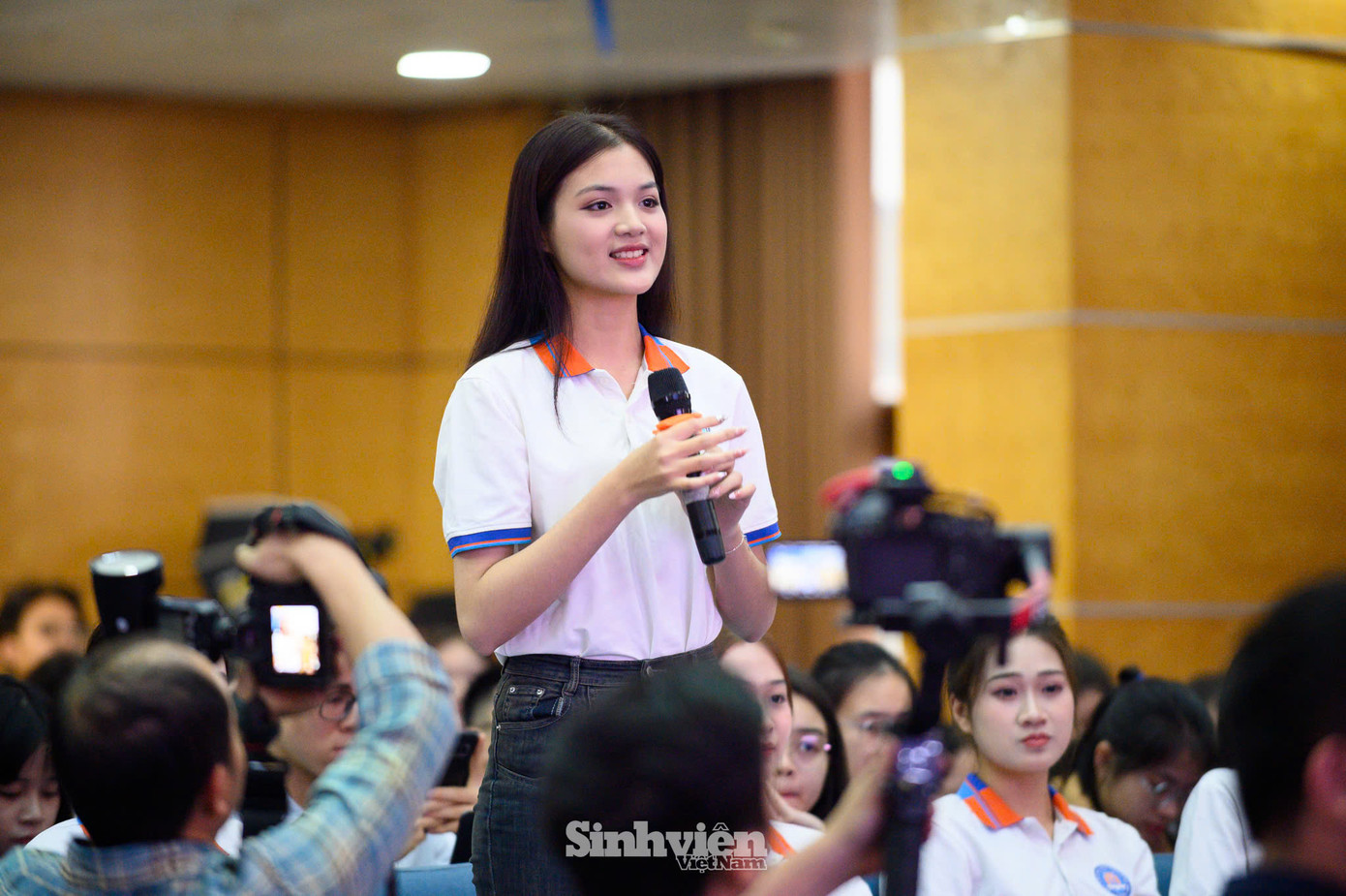 Các thí sinh lắng nghe đại diện BTC cuộc thi Hoa hậu Việt Nam 2024 phổ biến các tiêu chí, giải đáp các thắc mắc về cuộc thi. Các thí sinh lắng nghe đại diện BTC cuộc thi Hoa hậu Việt Nam 2024 phổ biến các tiêu chí, giải đáp các thắc mắc về cuộc thi.