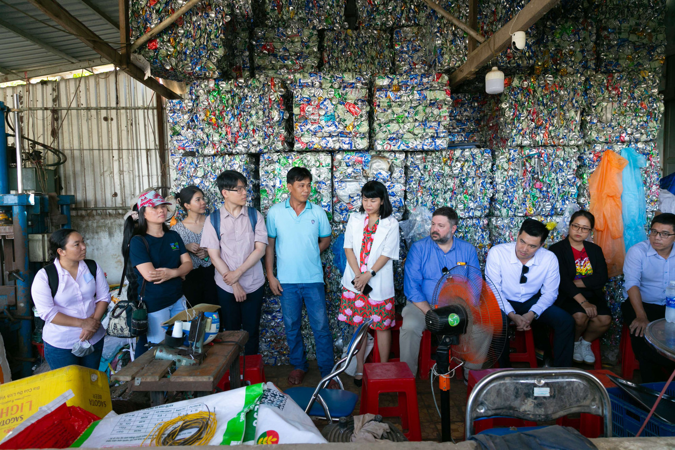 Vựa thu gom ve chai đã tạo động lực mạnh mẽ, khơi dậy sự tham gia tích cực từ cộng đồng. Vựa thu gom ve chai đã tạo động lực mạnh mẽ, khơi dậy sự tham gia tích cực từ cộng đồng.