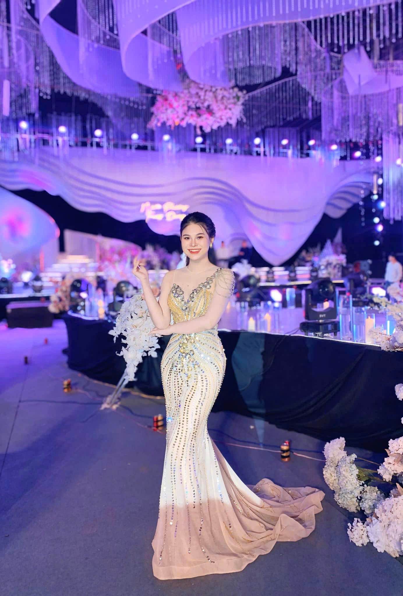 “Nếu con làm MC thì hay biết mấy!” – lời gợi ý thoáng qua của mẹ trở thành bước ngoặt. Thương kiên trì tự học, tự luyện nói trước gương và dấn thân vào nghề dẫn chương trình đầy bản lĩnh.