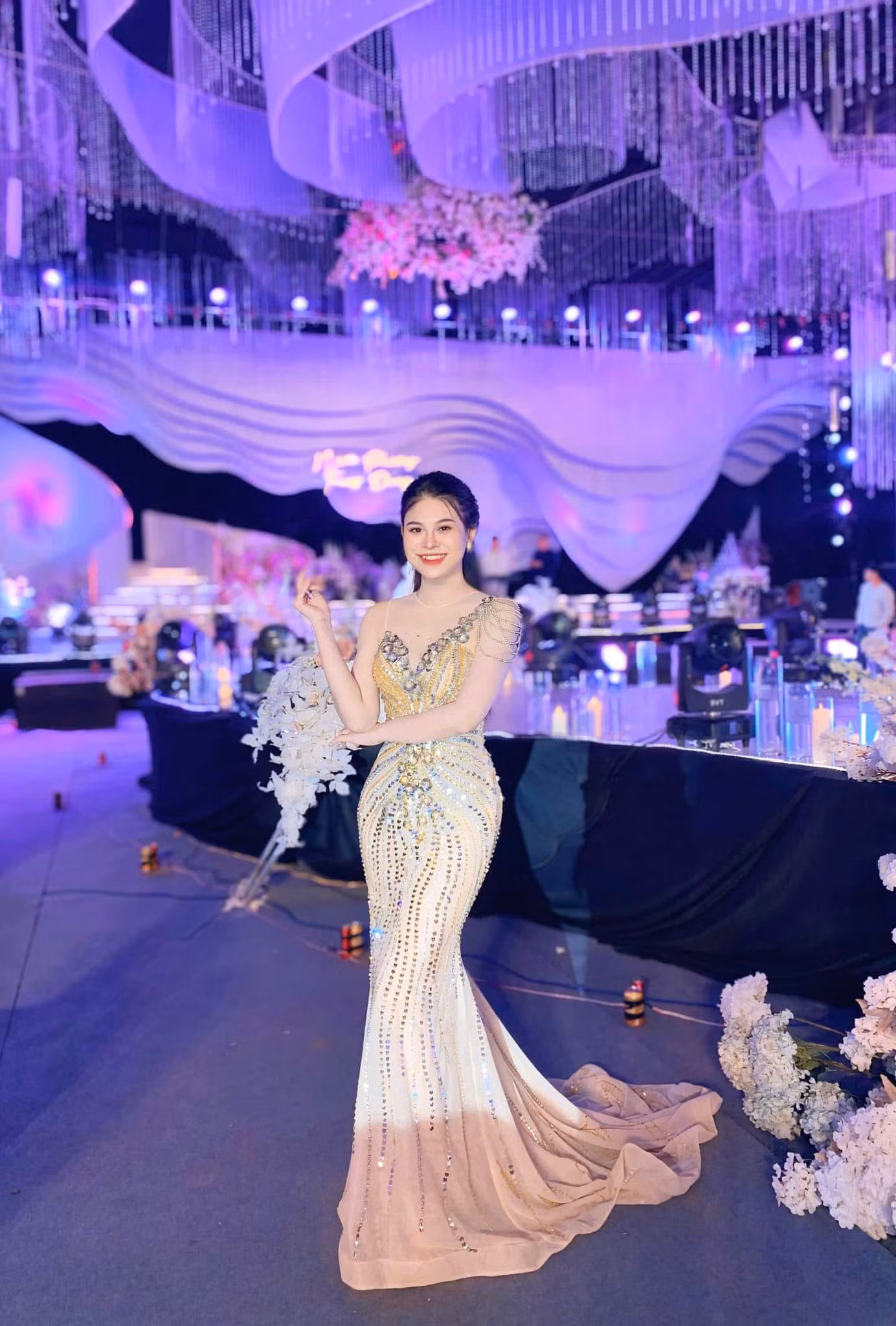 “Nếu con làm MC thì hay biết mấy!” – lời gợi ý thoáng qua của mẹ trở thành bước ngoặt. Thương kiên trì tự học, tự luyện nói trước gương và dấn thân vào nghề dẫn chương trình đầy bản lĩnh.