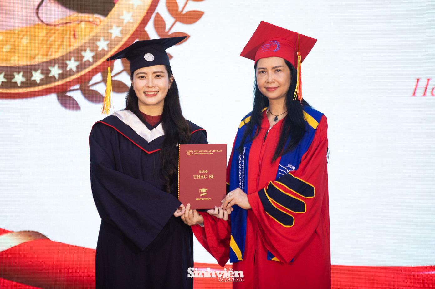 Phó Chủ tịch Hội LHPN Việt Nam Trần Lan Phương và PGS. TS Trần Quang Tiến - Giám đốc Học viện trao bằng tốt nghiệp cho các tân thạc sĩ, cử nhân.