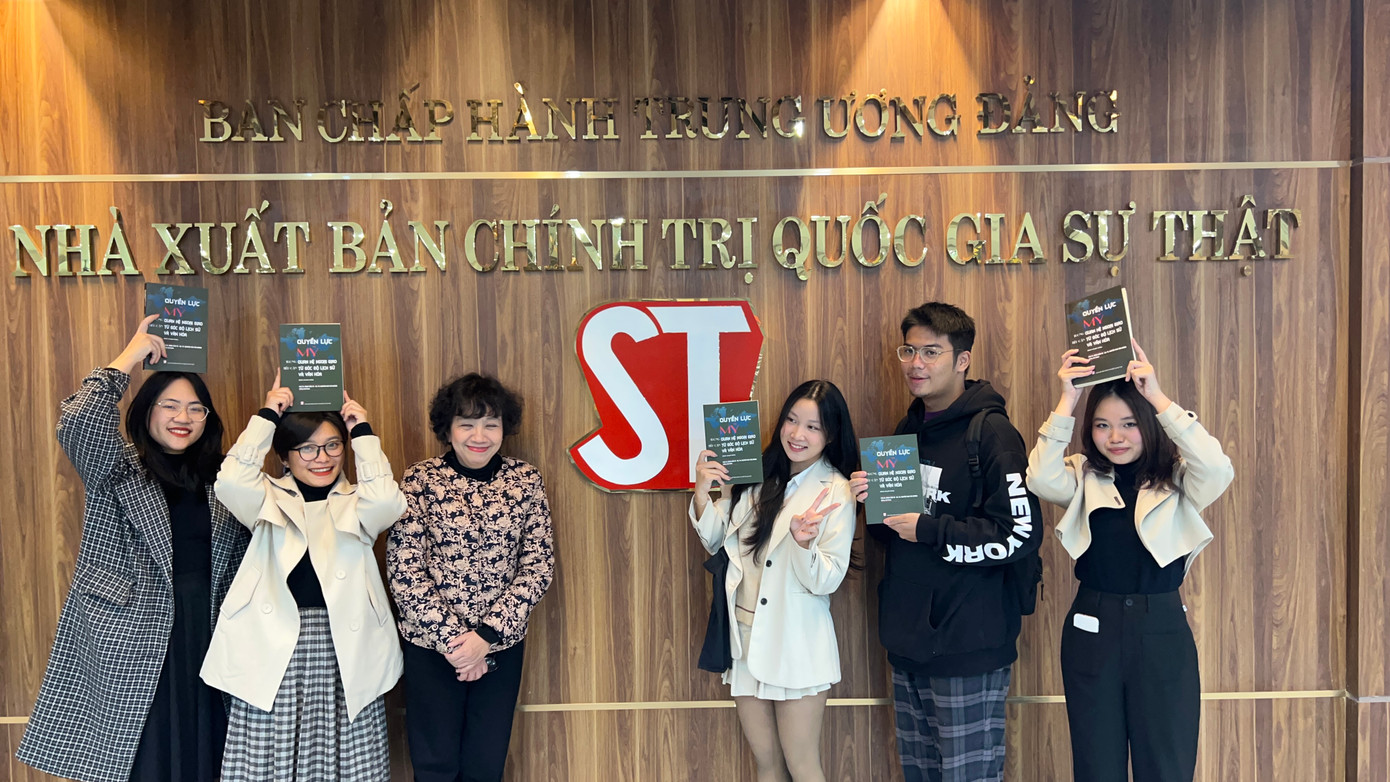 Minh Hiếu và nhóm biên soạn sách, cùng nhau nghiên cứu và đóng góp nội dung để tạo nên một ấn phẩm giá trị. Minh Hiếu và nhóm biên soạn sách, cùng nhau nghiên cứu và đóng góp nội dung để tạo nên một ấn phẩm giá trị.