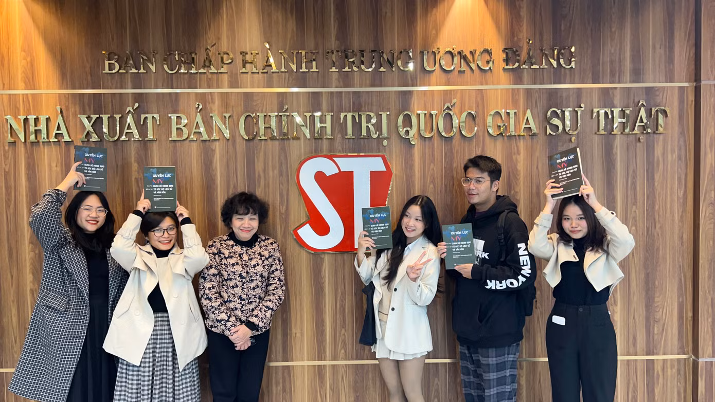 Minh Hiếu và nhóm biên soạn sách, cùng nhau nghiên cứu và đóng góp nội dung để tạo nên một ấn phẩm giá trị. Minh Hiếu và nhóm biên soạn sách, cùng nhau nghiên cứu và đóng góp nội dung để tạo nên một ấn phẩm giá trị.