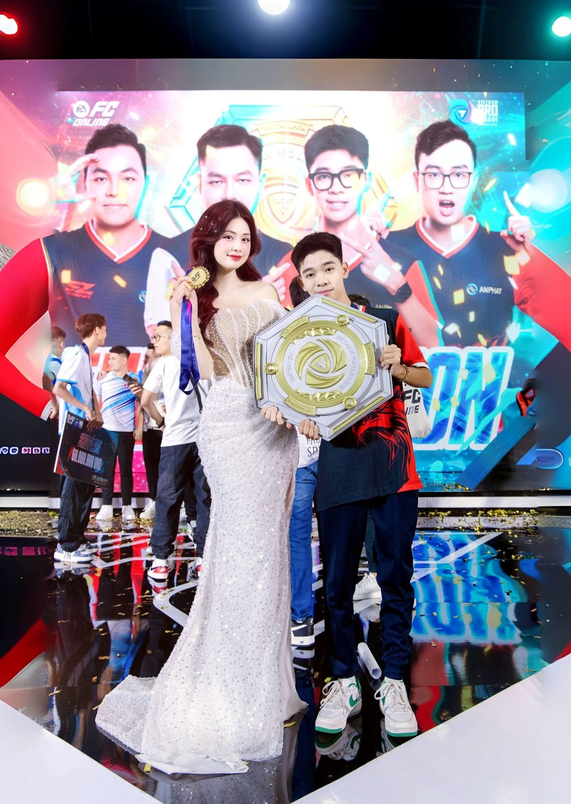 Cô nàng được TikTok Vietnam cử đi PGC để cổ vũ các đội tuyển quốc tế.