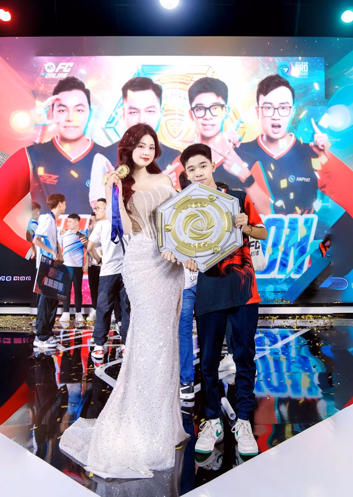 Cô nàng được TikTok Vietnam cử đi PGC để cổ vũ các đội tuyển quốc tế. Cô nàng được TikTok Vietnam cử đi PGC để cổ vũ các đội tuyển quốc tế.