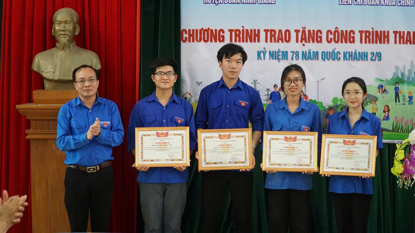 Quốc Huy tích cực trong phong trào tình nguyện tại Thành phố Hải Dương năm 2024. Quốc Huy tích cực trong phong trào tình nguyện tại Thành phố Hải Dương năm 2024.