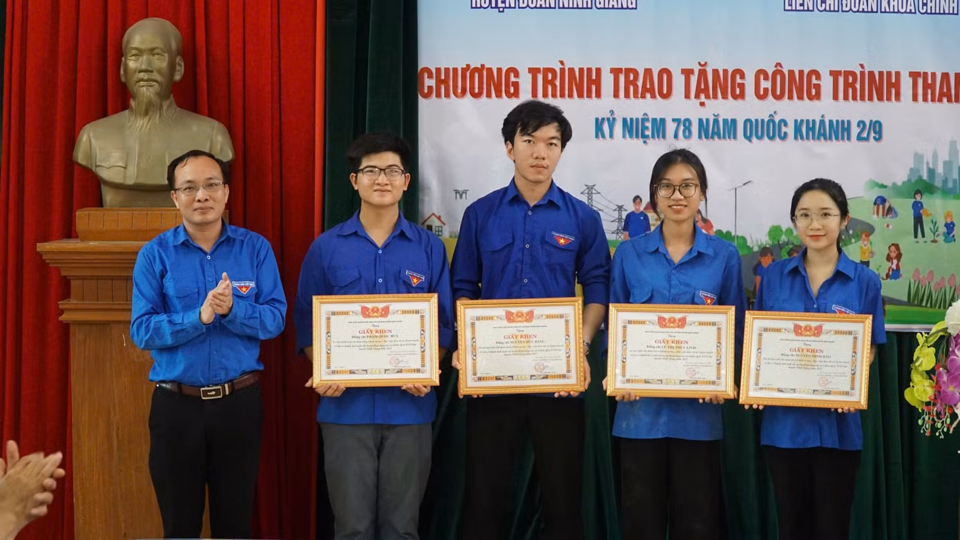 Quốc Huy tích cực trong phong trào tình nguyện tại Thành phố Hải Dương năm 2024.