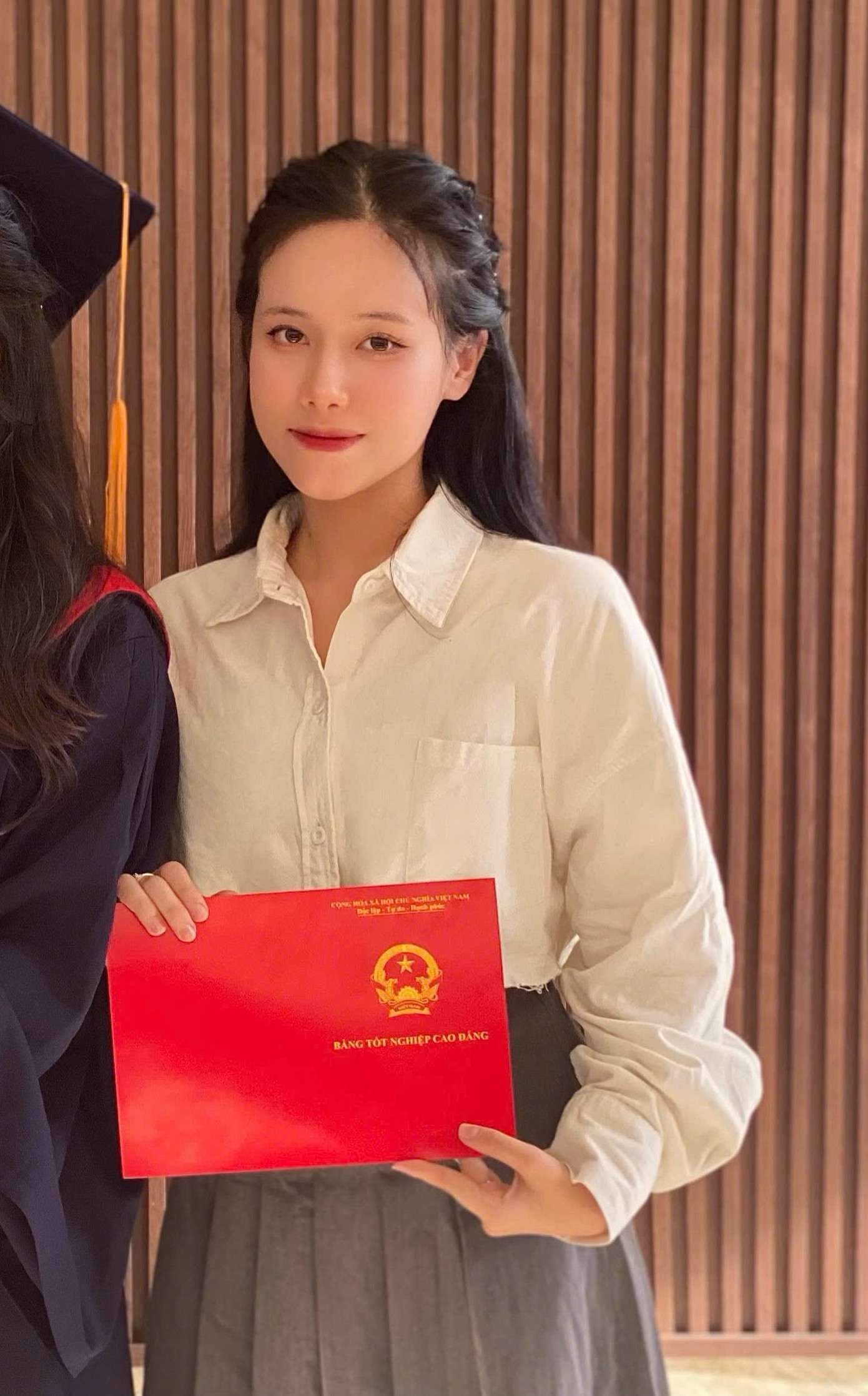 Khoác lên mình chiếc áo blouse trắng, Ngọc không chỉ theo đuổi đam mê ngành Dược mà còn nỗ lực rèn luyện để trở thành một dược sĩ tận tâm trong tương lai.