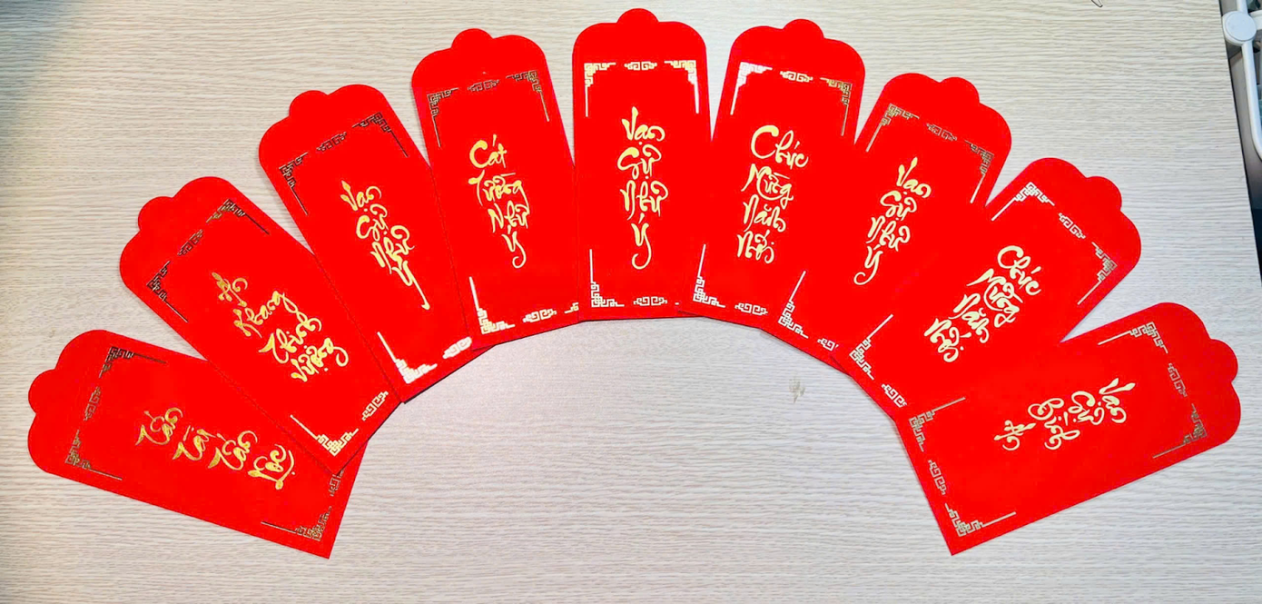 Linh Giang cho rằng việc viết tay lời chúc giúp thể hiện tâm huyết và mang đến niềm vui cho người nhận. Linh Giang cho rằng việc viết tay lời chúc giúp thể hiện tâm huyết và mang đến niềm vui cho người nhận.