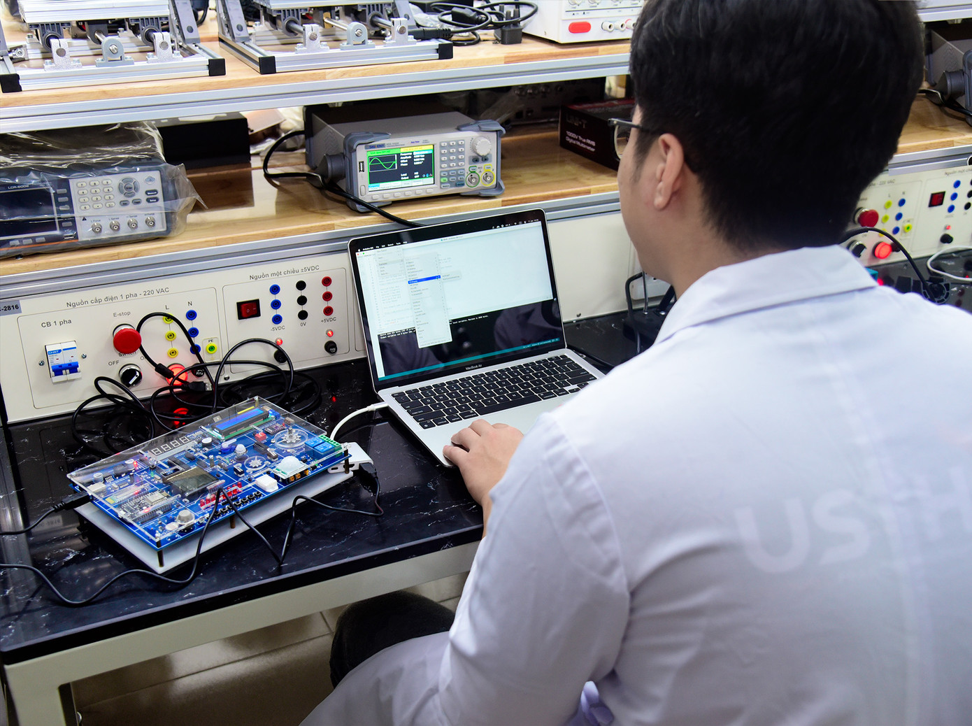 Sinh viên USTH trong giờ thực hành. Sinh viên USTH trong giờ thực hành.