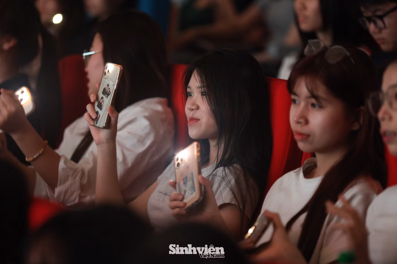 Giọng ca của Kuun Đức Nam nhanh chóng "đốn tim" các sinh viên Đại học Phenikaa.