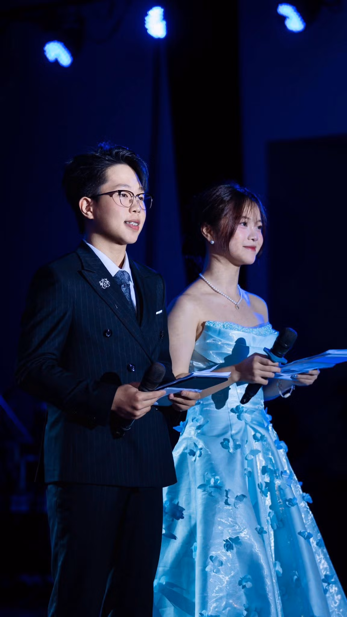 Hoàng Tú là nam MC được “chọn mặt gửi vàng” tại các sân khấu Đại học. Hoàng Tú là nam MC được “chọn mặt gửi vàng” tại các sân khấu Đại học.