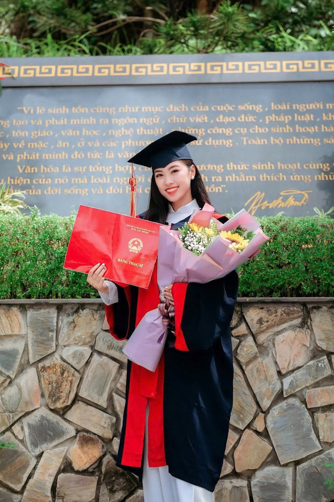 Vẻ đẹp trí tuệ của Hoa khôi Hồng Nhung.