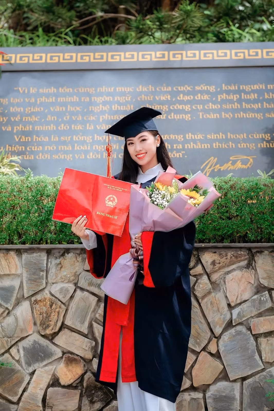 Vẻ đẹp trí tuệ của Hoa khôi Hồng Nhung. Vẻ đẹp trí tuệ của Hoa khôi Hồng Nhung.