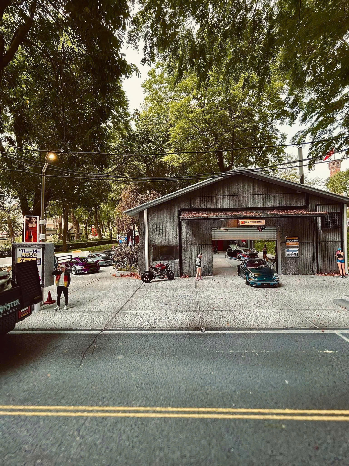 Diorama gara ô tô của Chiến khi đặt ở công viên không khác gì một thế giới thu nhỏ. Diorama gara ô tô của Chiến khi đặt ở công viên không khác gì một thế giới thu nhỏ.