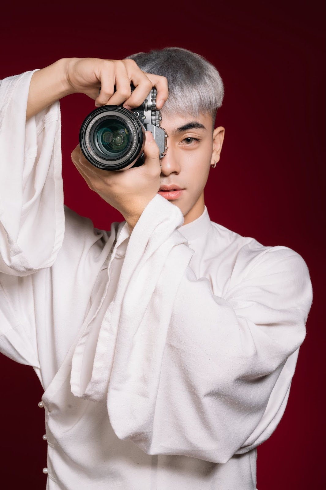 Đằng sau vẻ ngoài thu hút là một tâm hồn nghệ thuật đầy đam mê và sáng tạo. Đằng sau vẻ ngoài thu hút là một tâm hồn nghệ thuật đầy đam mê và sáng tạo.