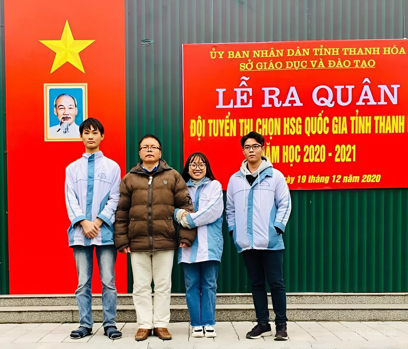 Văn Tân cùng thầy và bạn Phương, Việt Anh tại lễ ra quân học sinh giỏi Toán Quốc gia. Văn Tân cùng thầy và bạn Phương, Việt Anh tại lễ ra quân học sinh giỏi Toán Quốc gia.