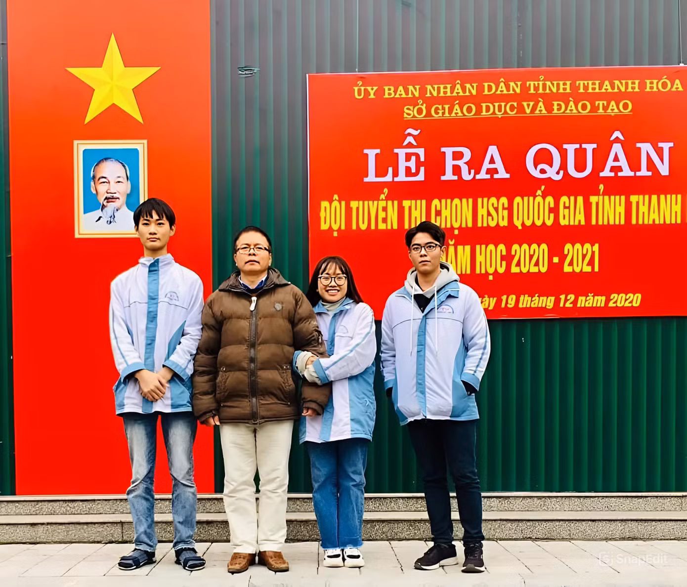 Văn Tân cùng thầy và bạn Phương, Việt Anh tại lễ ra quân học sinh giỏi Toán Quốc gia. Văn Tân cùng thầy và bạn Phương, Việt Anh tại lễ ra quân học sinh giỏi Toán Quốc gia.