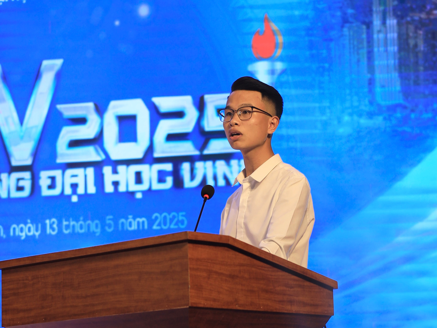 Nguyễn Thành Lộc – Chủ tịch Hội Sinh viên Trường Đại học Vinh phát biểu tại cuộc thi.