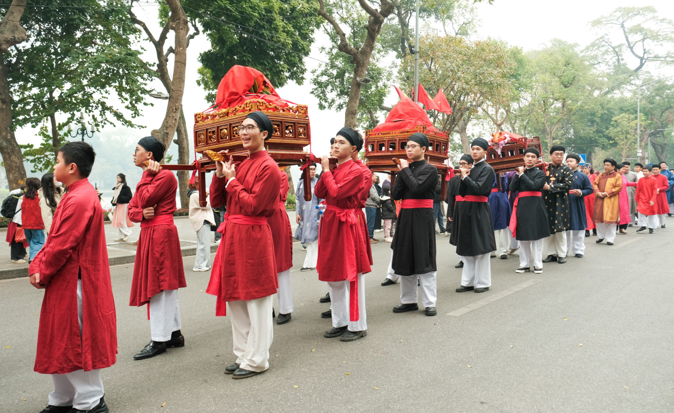 Trai tráng Hà Thành rước lễ tới Đình Kim Ngân - Nơi thờ ông tổ mọi nghề.