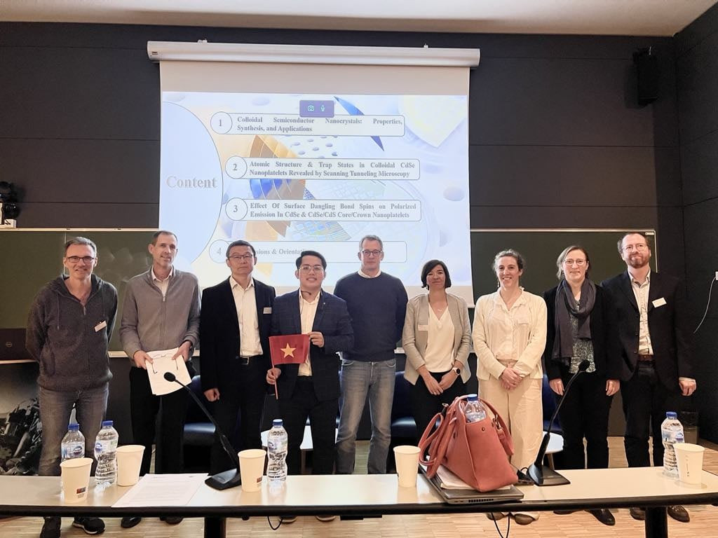 Bức ảnh chụp khi Thoại bảo vệ luận án tiến sĩ tại đại học Lille. Bức ảnh chụp khi Thoại bảo vệ luận án tiến sĩ tại đại học Lille.