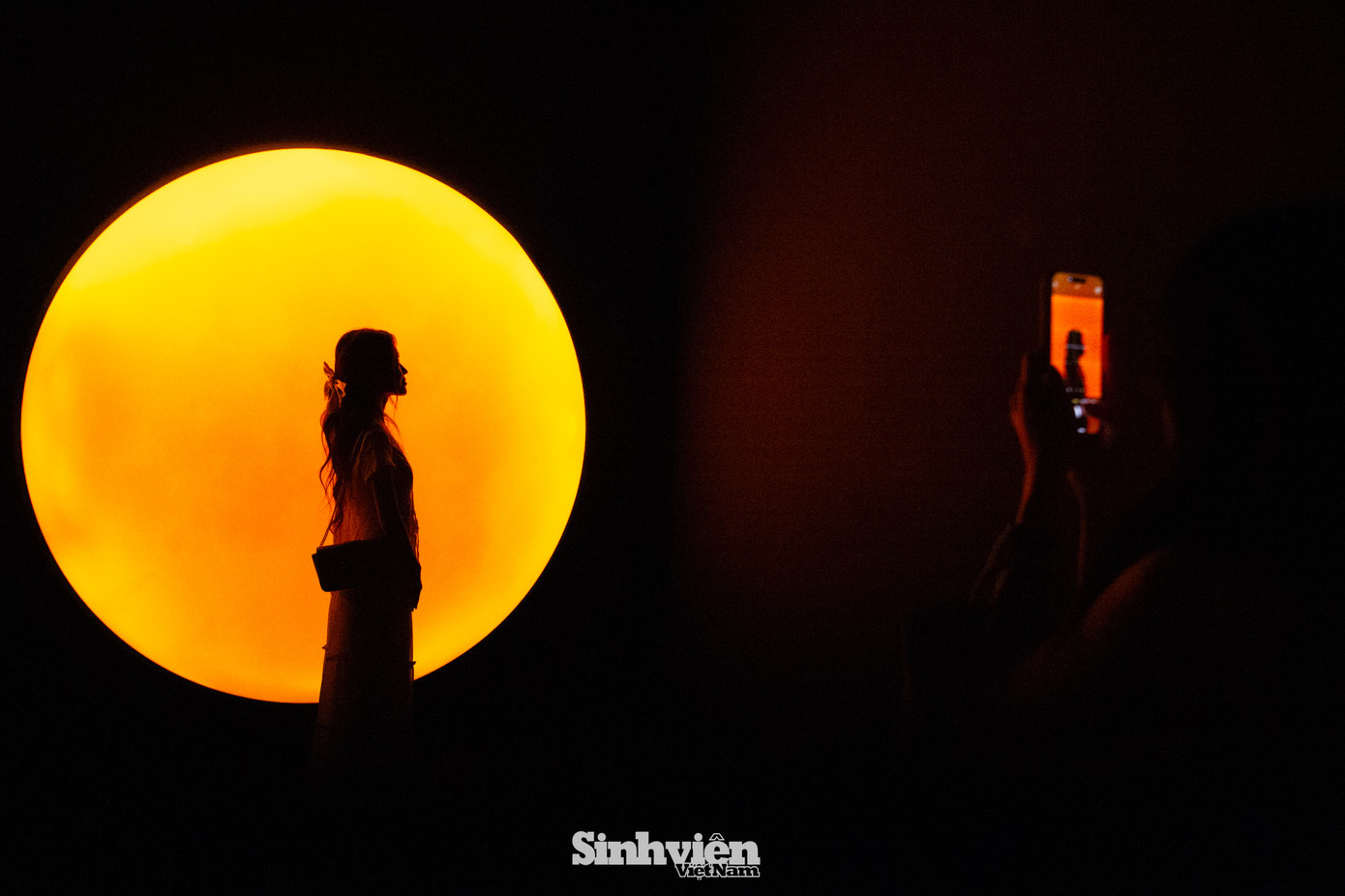 Với 8 concept riêng biệt, Triển lãm Starry Sky Museum là một vũ trụ ánh sáng thu nhỏ, được tạo nên từ hàng nghìn chiếc đèn LED đa dạng hình dáng theo chủ đề. Các tấm gương được tích hợp khéo léo trong mỗi không gian, nhân đôi hiệu ứng thị giác 3D, mang đến trải nghiệm đa giác quan đầy ấn tượng, nơi ánh sáng trở thành ngôn ngữ nghệ thuật độc đáo.