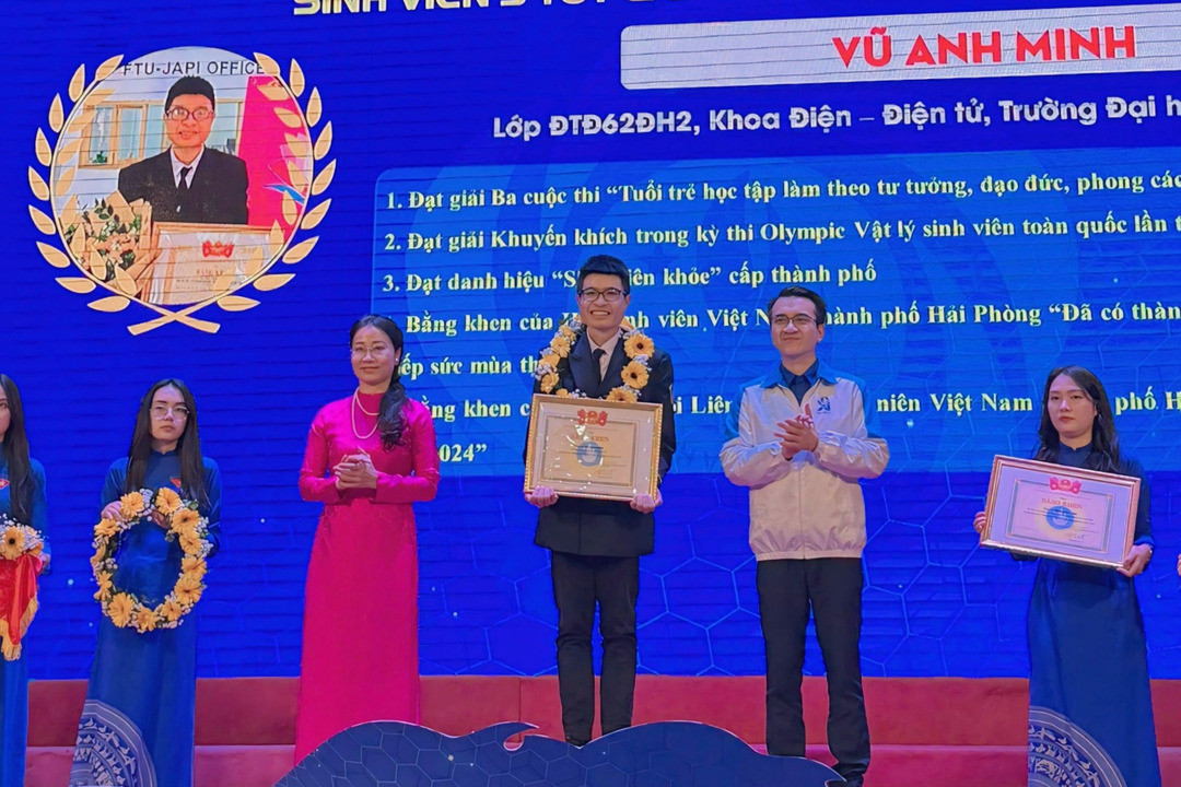 Anh Minh nhận bằng khen “Sinh viên 5 tốt” cấp Trung ương từ lãnh đạo Thành Đoàn Hải Phòng và Hội Sinh viên Việt Nam.