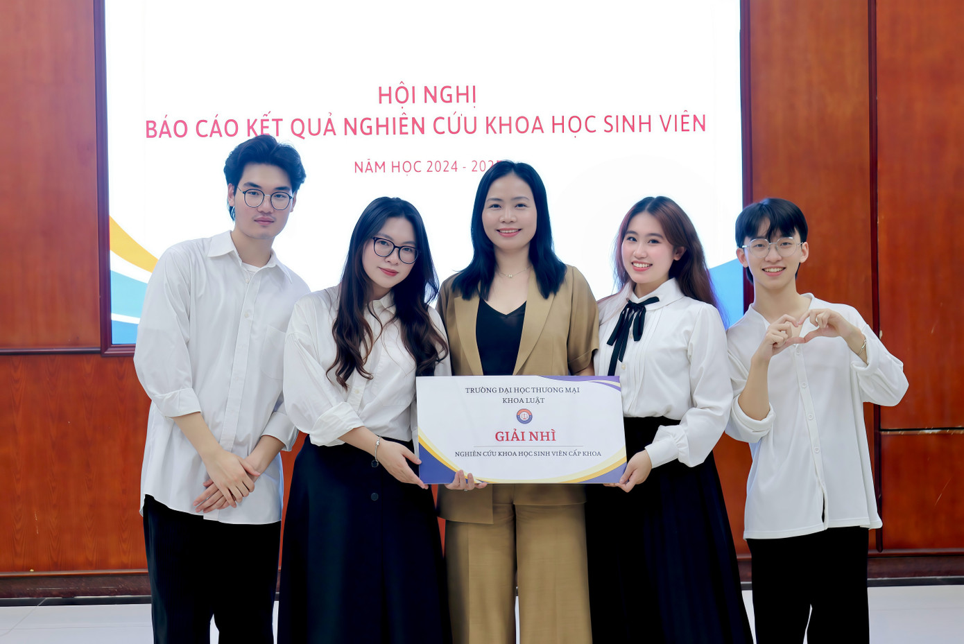 Phương Hoa cùng các thành viên trong nhóm nhận giải Nhì tại Hội nghị Nghiên cứu khoa học sinh viên cấp khoa.