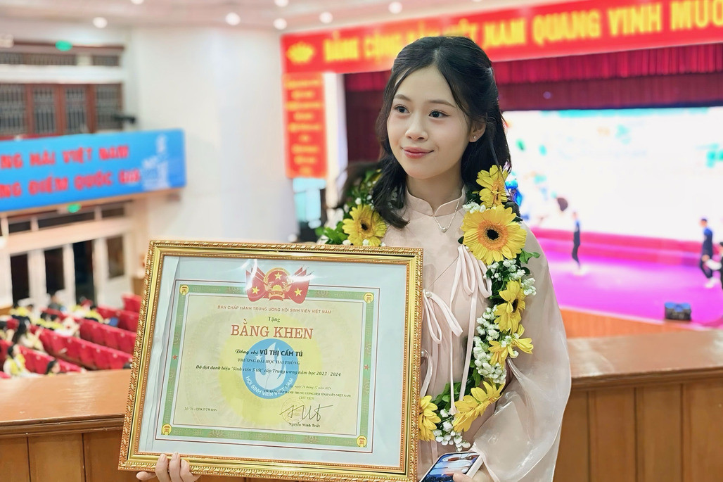 Cẩm Tú tại lễ vinh danh “Sinh viên 5 tốt” các cấp do Thành đoàn - Hội Sinh viên Việt Nam thành phố Hải Phòng tổ chức tháng 1/2025. Cẩm Tú tại lễ vinh danh “Sinh viên 5 tốt” các cấp do Thành đoàn - Hội Sinh viên Việt Nam thành phố Hải Phòng tổ chức tháng 1/2025.