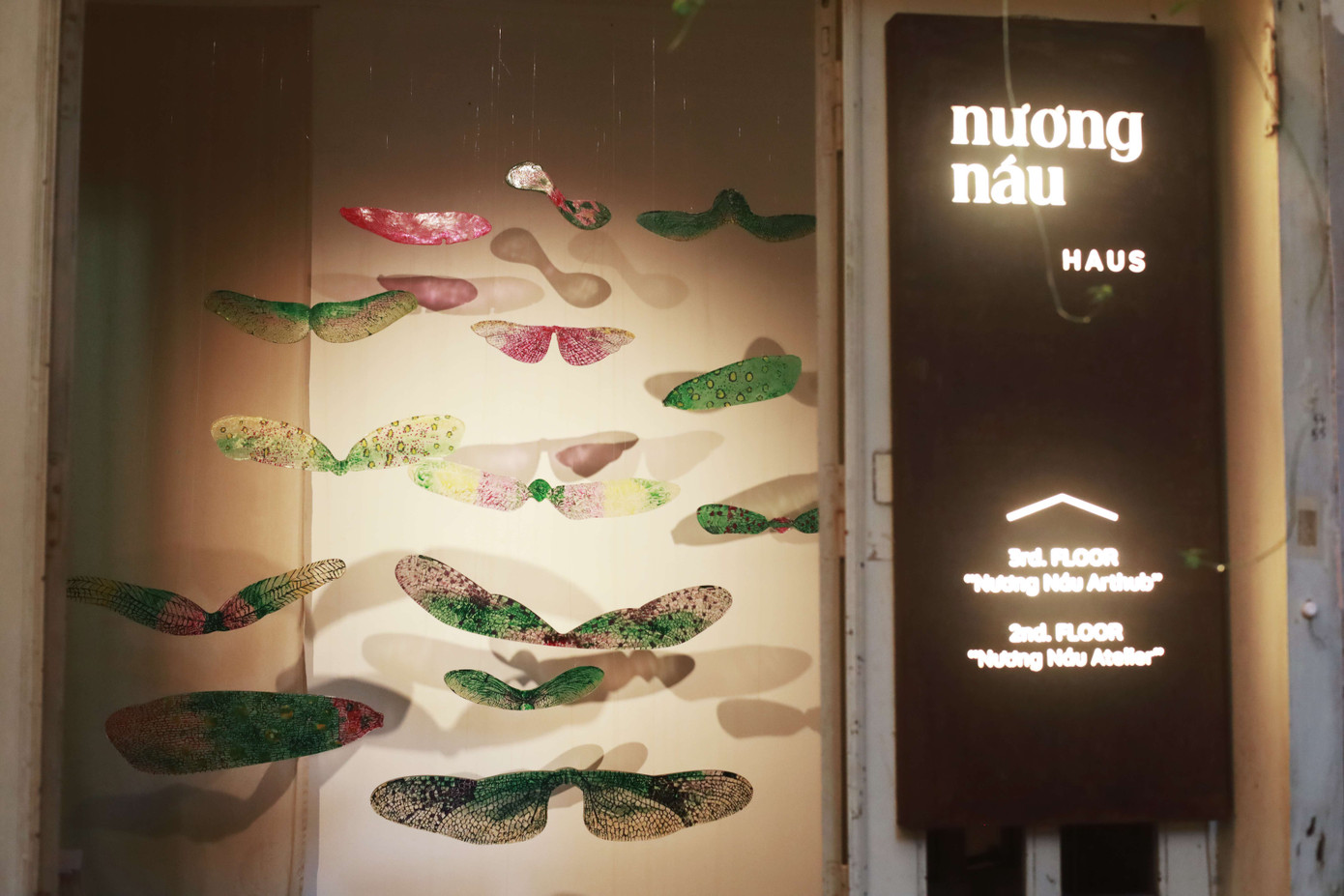 Tác phẩm trưng bày mang tên “Đôi cánh mất kiểm soát” của nghệ sĩ Lê Đăng Ninh thể hiện tinh thần tự do đầy mạnh mẽ.