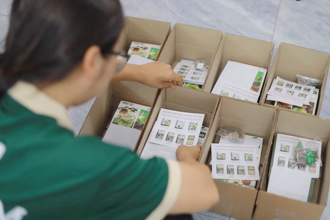 Từng đơn hàng gửi đi đều được chị Lan chăm chút tỉ mỉ, cẩn thận, như một lời tri ân tới khách hàng. Từng đơn hàng gửi đi đều được chị Lan chăm chút tỉ mỉ, cẩn thận, như một lời tri ân tới khách hàng.