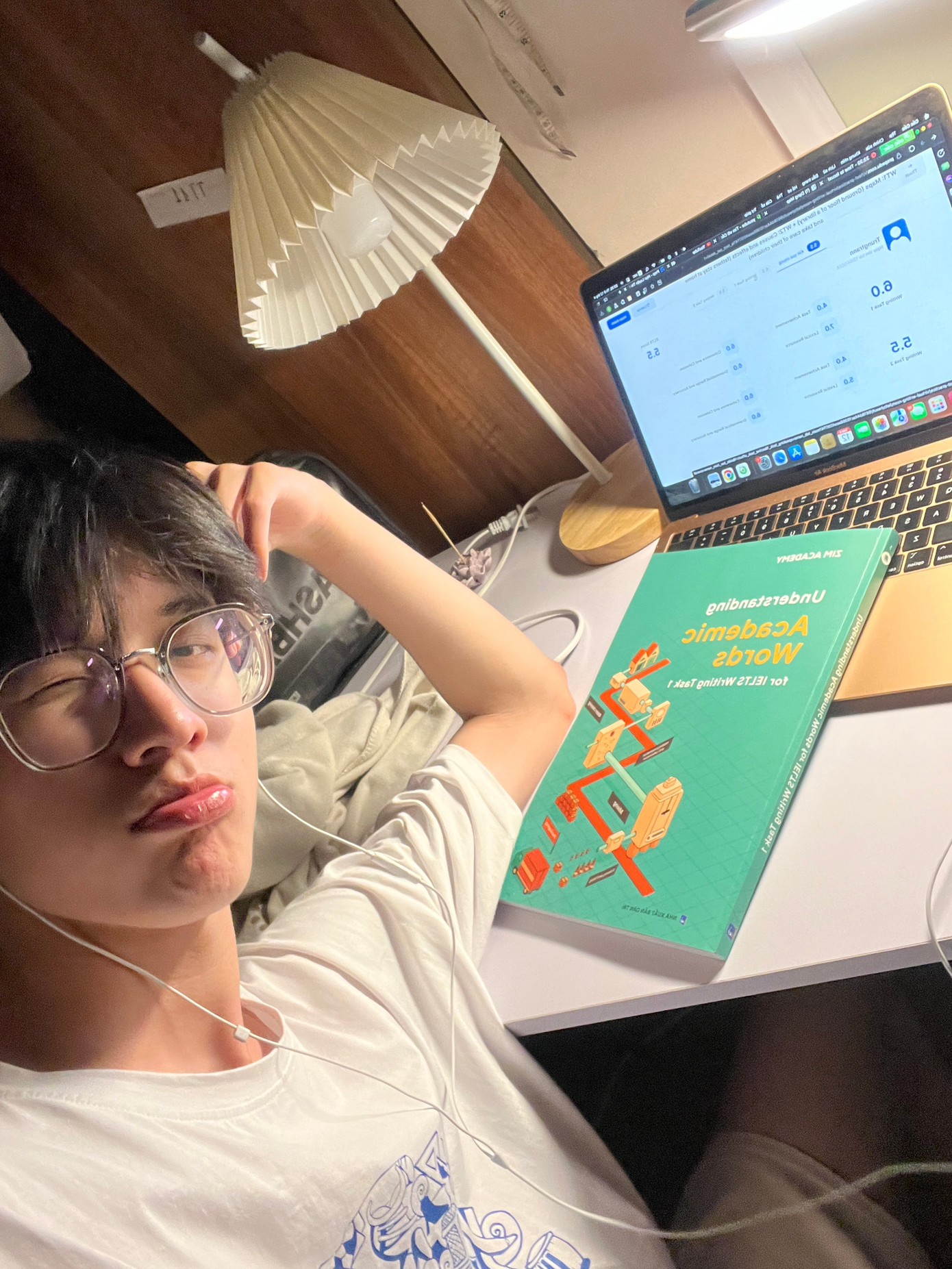 “Sau một thời gian dài tìm tòi qua việc đọc sách, tìm hiểu từ những bài báo quốc tế, mình đã cân bằng mọi việc bằng cách quản lý năng lượng, xác định giờ sinh học của bản thân, lập kế hoạch hàng ngày, kết hợp các công cụ AI để có thể làm tốt cả việc học trên trường và công việc ở công ty” nam sinh Đại học Kinh tế Quốc dân chia sẻ.