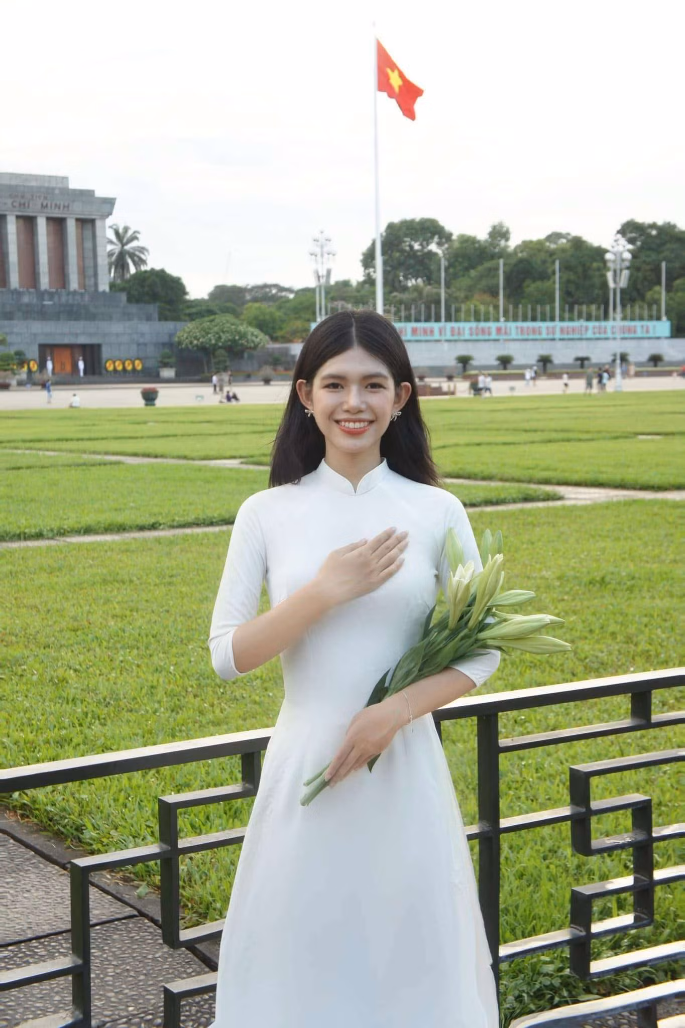 Huệ Chi sống hết mình với tuổi trẻ bằng tình yêu thương và trách nhiệm với cộng đồng. Huệ Chi sống hết mình với tuổi trẻ bằng tình yêu thương và trách nhiệm với cộng đồng.