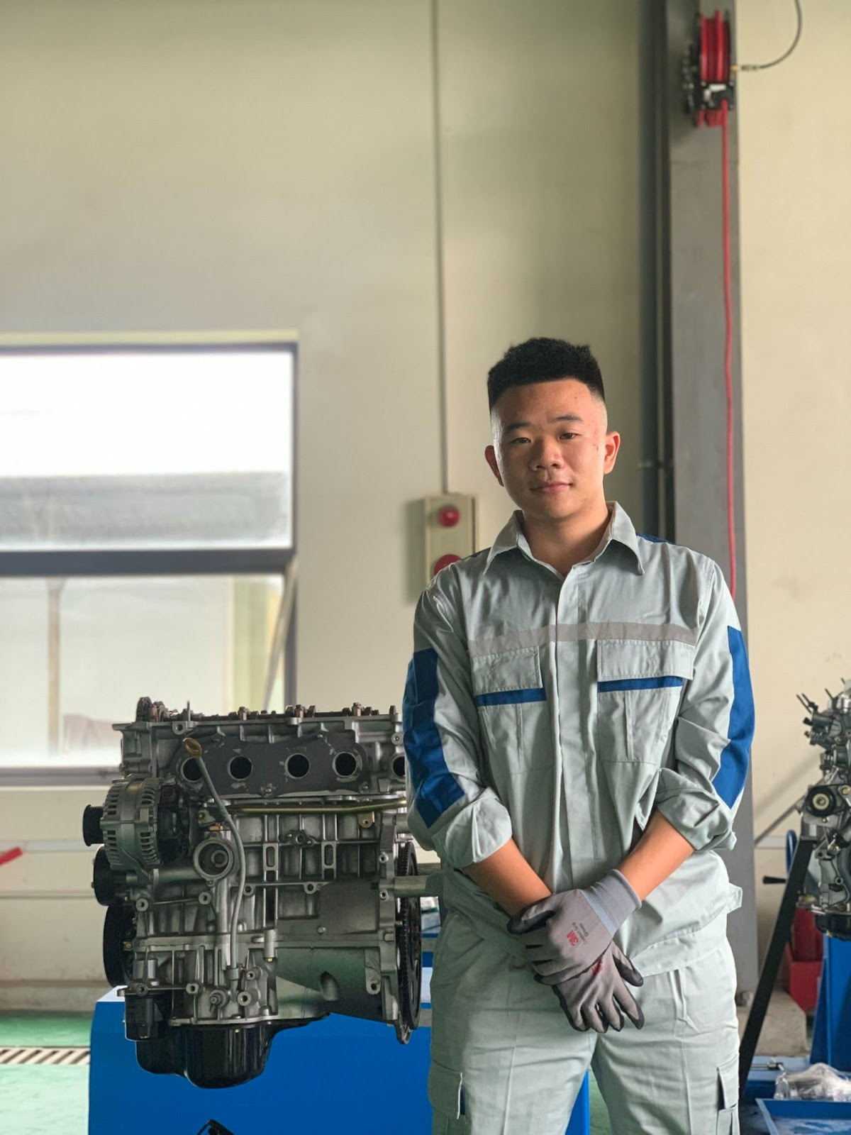 Nhật Minh tại xưởng thực hành ô tô tại USTH. Nhật Minh tại xưởng thực hành ô tô tại USTH.