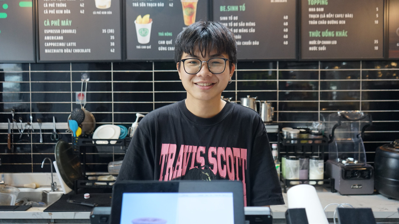 “Khi khách cảm thấy điều hòa quá lạnh, quán sẽ tăng nhiệt độ lên cho phù hợp; ngược lại, nếu khách thấy nóng thì sẽ giảm nhiệt độ xuống.” – Gia Kiệt chia sẻ. “Khi khách cảm thấy điều hòa quá lạnh, quán sẽ tăng nhiệt độ lên cho phù hợp; ngược lại, nếu khách thấy nóng thì sẽ giảm nhiệt độ xuống.” – Gia Kiệt chia sẻ.