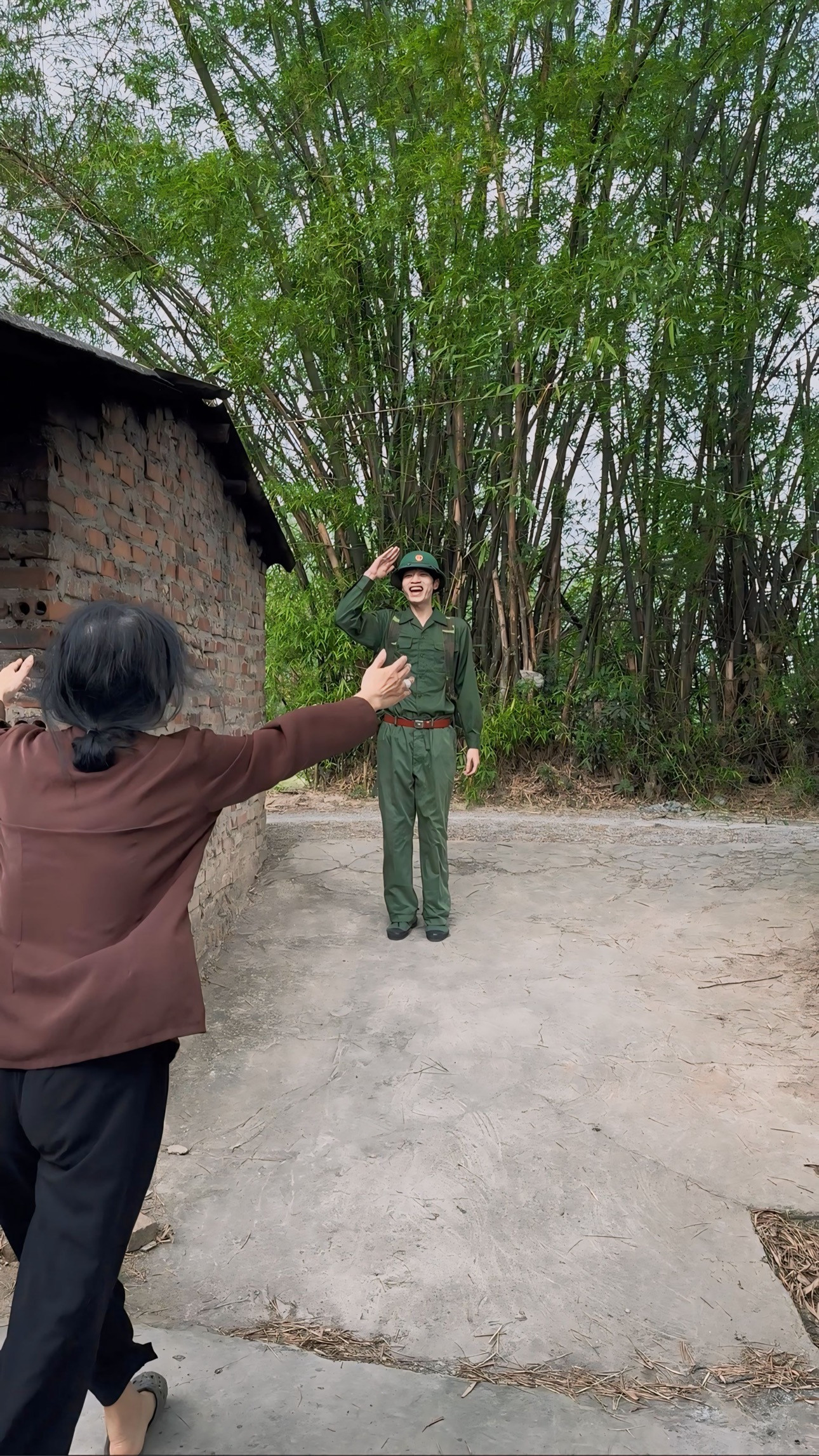 Video của Quang Hưng gợi lên nhiều cảm xúc về hình ảnh người mẹ Việt Nam anh hùng trong thời chiến.