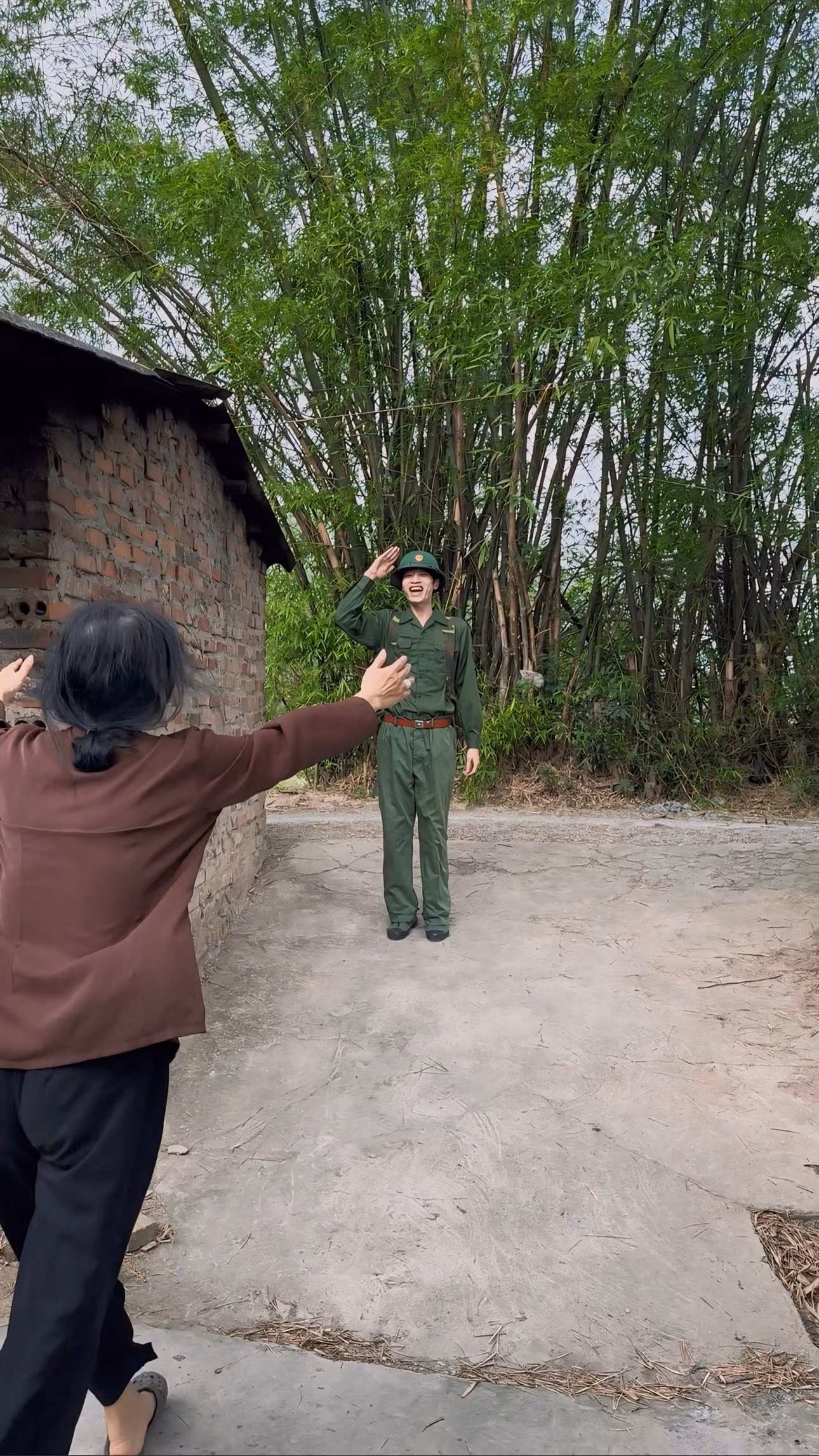 Video của Quang Hưng gợi lên nhiều cảm xúc về hình ảnh người mẹ Việt Nam anh hùng trong thời chiến.