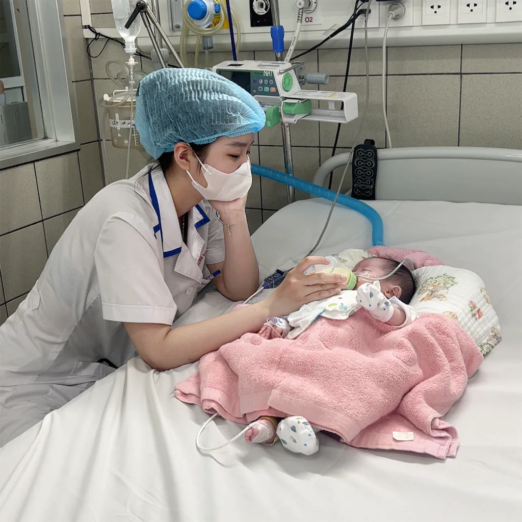 “Trước đây thấy bạn bè tụ họp đi chơi, còn mình đi trực thì cũng có chút buồn. Về sau khi đã gắn bó với công việc hơn, mình không để ý nhiều nữa. Vì càng hiểu hơn công việc mình đang làm thiêng liêng đến nhường nào, và còn có cả sứ mệnh cao cả của ngành y, là điều khiến bản thân tự hào và tin tưởng vững bước trên con đường này”, Thu Ngân bày tỏ.