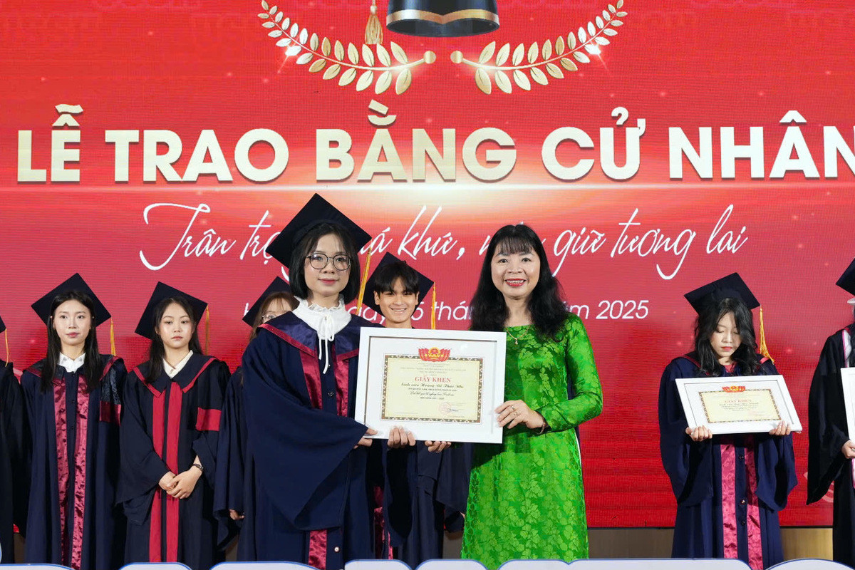 Thảo Nhi nhận bằng khen dành cho sinh viên tốt nghiệp xuất sắc từ PGS.TS Đặng Thị Thu Hương - Phó Hiệu trưởng VNU-USSH.