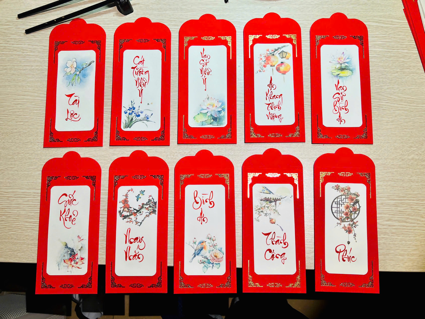 Dù công nghệ phát triển, cô vẫn duy trì thói quen viết tay, xem đó là cách khẳng định bản sắc văn hóa Việt. Dù công nghệ phát triển, cô vẫn duy trì thói quen viết tay, xem đó là cách khẳng định bản sắc văn hóa Việt.