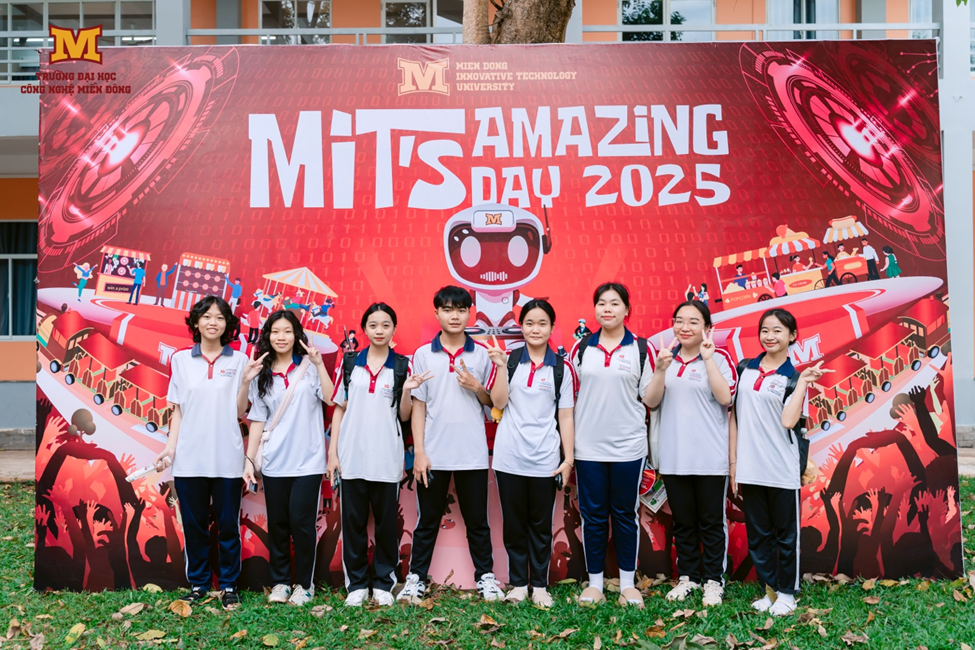 Nụ cười rạng rỡ, những cái bắt tay kết nối và vô số trải nghiệm bổ ích đã tạo nên một ngày hội hướng nghiệp không thể quên tại MIT Uni.