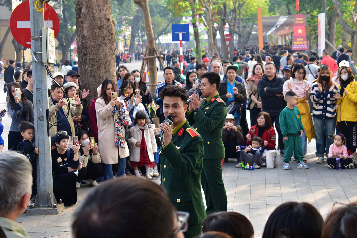 Viết Long tham gia các hoạt động nghệ thuật quần chúng. Viết Long tham gia các hoạt động nghệ thuật quần chúng.