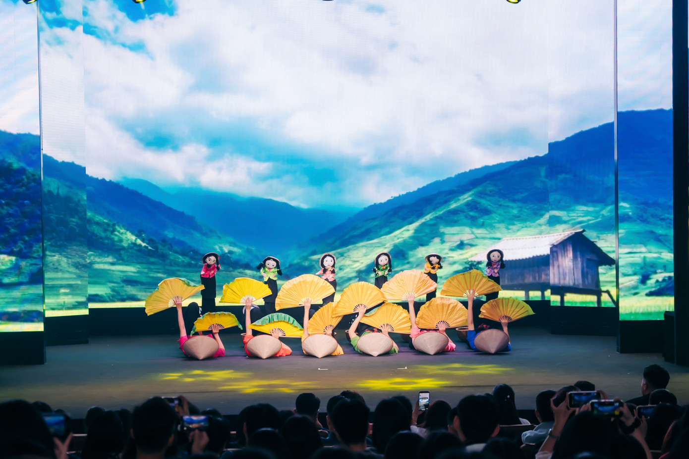 Những con rối chuyển động, những trái tim rung động.