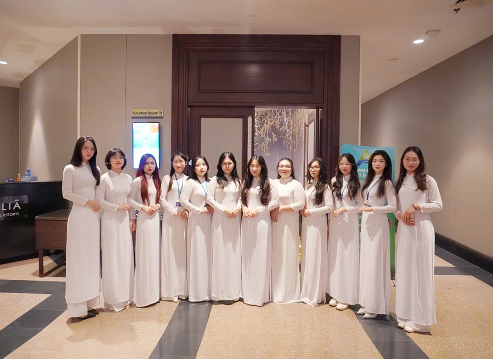 Sinh viên Ngoại giao là TNV hỗ trợ công tác lễ tân. Sinh viên Ngoại giao là TNV hỗ trợ công tác lễ tân.