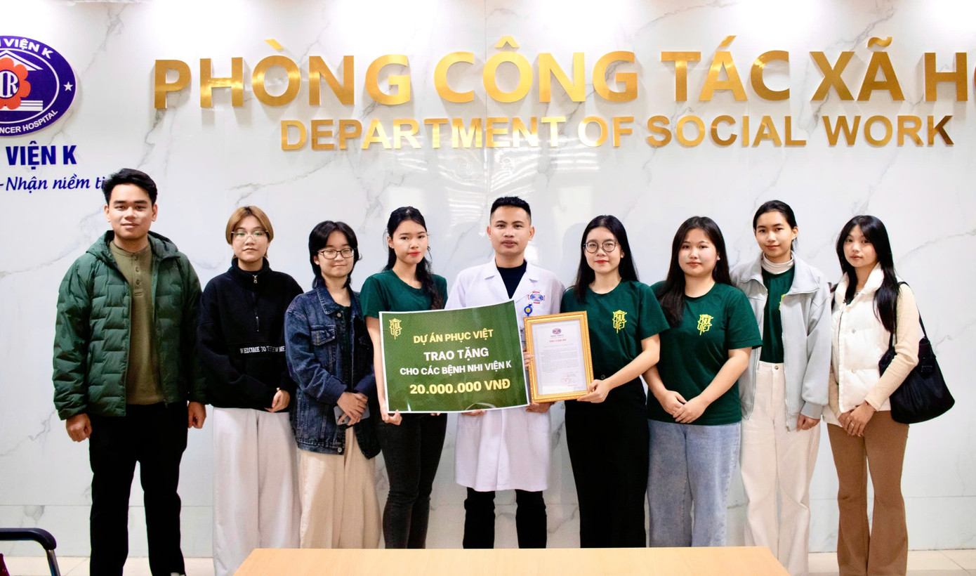 Trưởng đoàn Hồng Ánh (thứ tư từ phải qua) cùng các thành viên trao tặng quà cho bệnh nhi tại bệnh viện K. Trưởng đoàn Hồng Ánh (thứ tư từ phải qua) cùng các thành viên trao tặng quà cho bệnh nhi tại bệnh viện K.