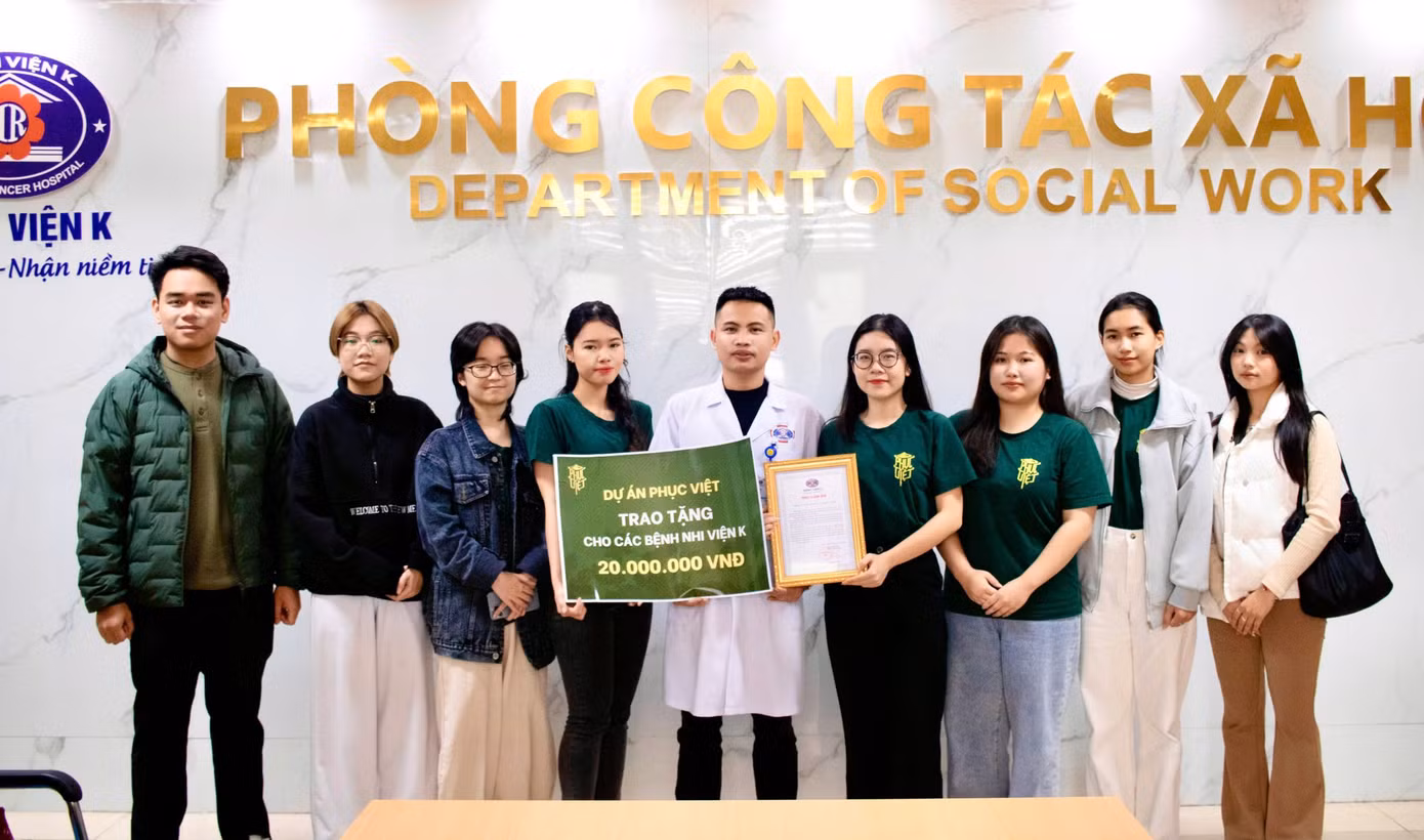 Trưởng đoàn Hồng Ánh (thứ tư từ phải qua) cùng các thành viên trao tặng quà cho bệnh nhi tại bệnh viện K.